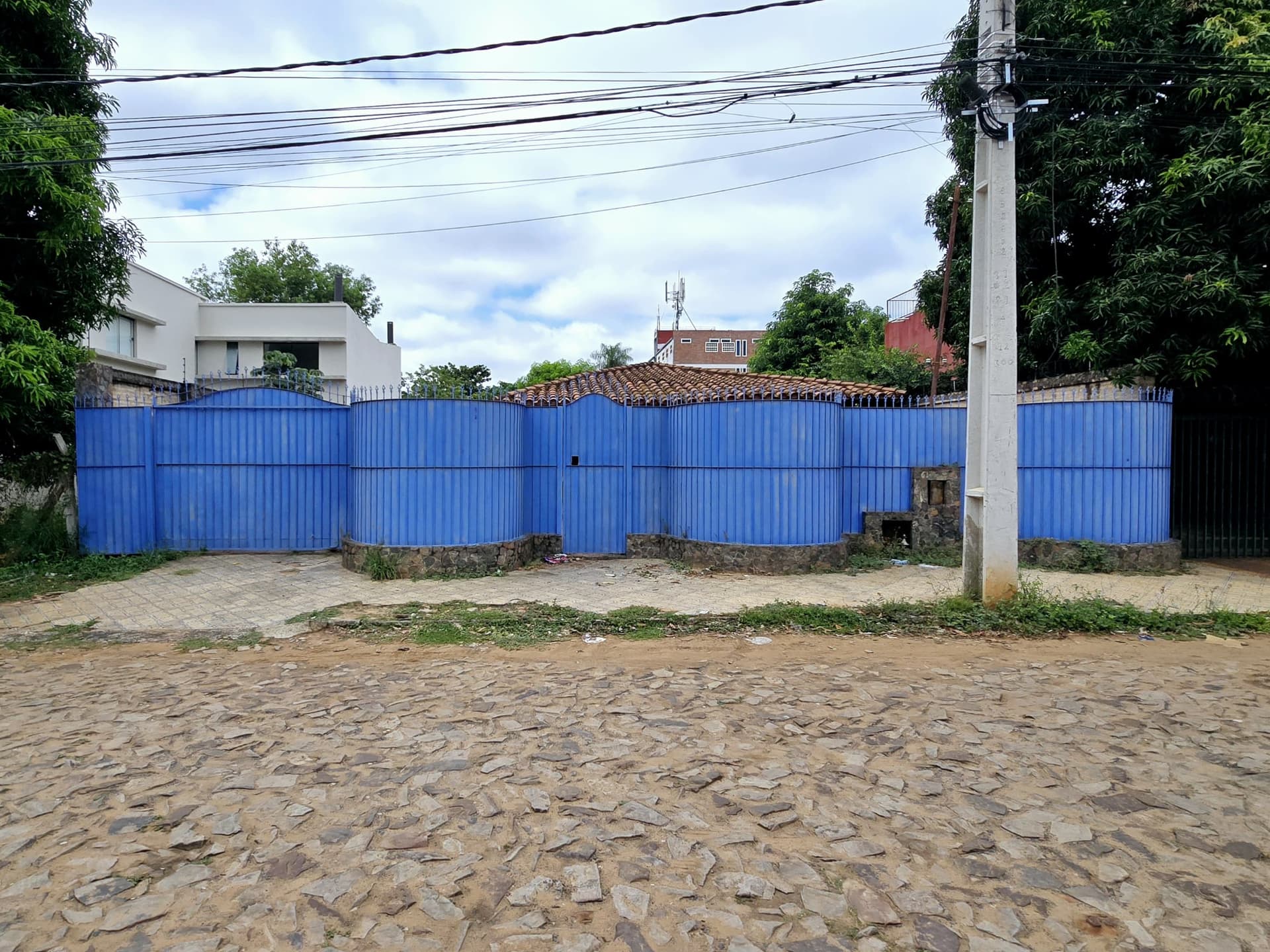 Vendo terreno con construccion a demoler a 2 cuadras de la umax en loma pyta