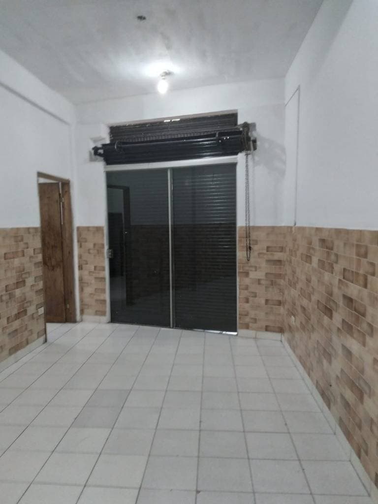 Alquilo salon sobre avenida Fernando de la Mora