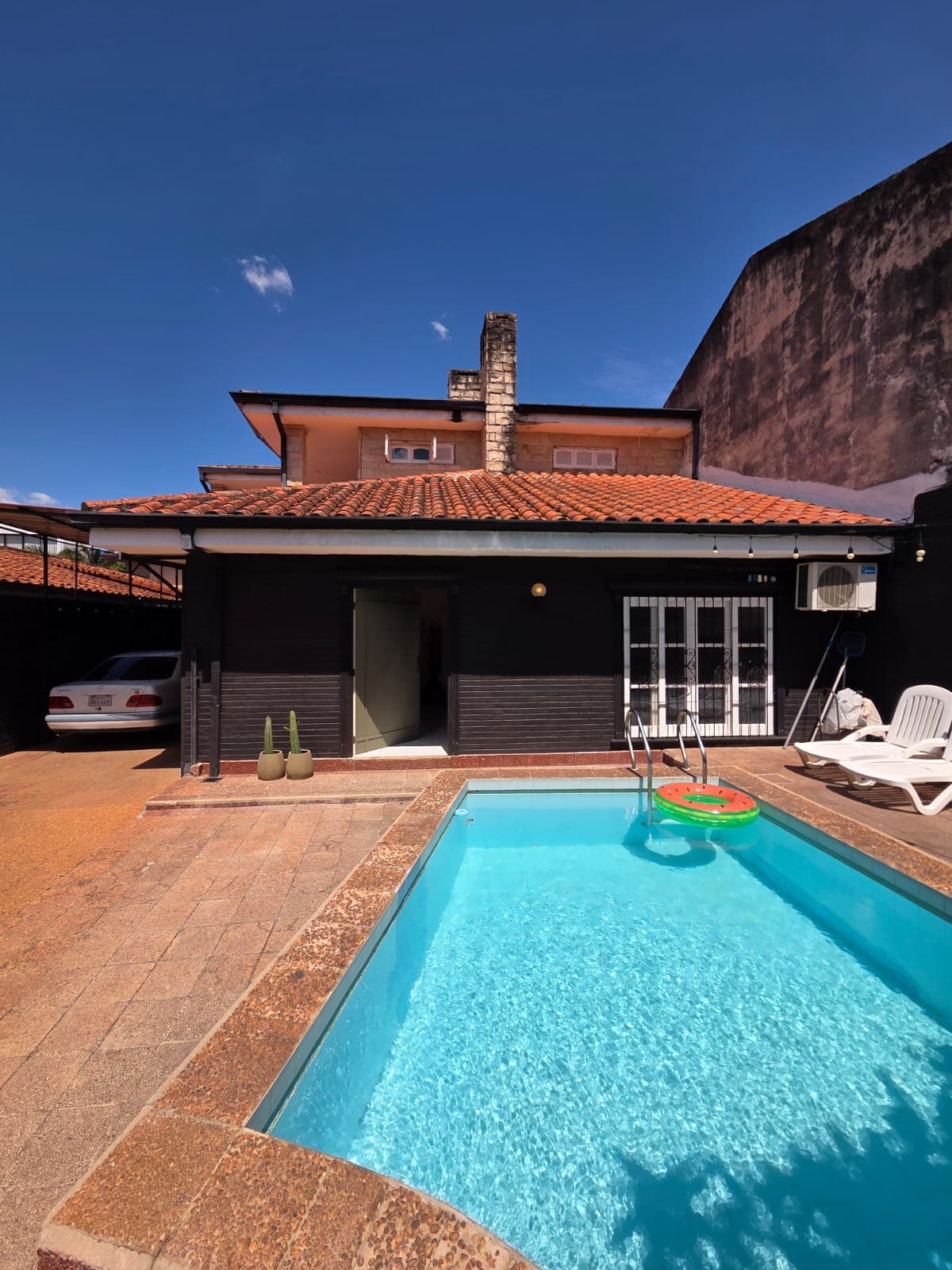 Casa con piscina en alquiler en barrio mburucuya