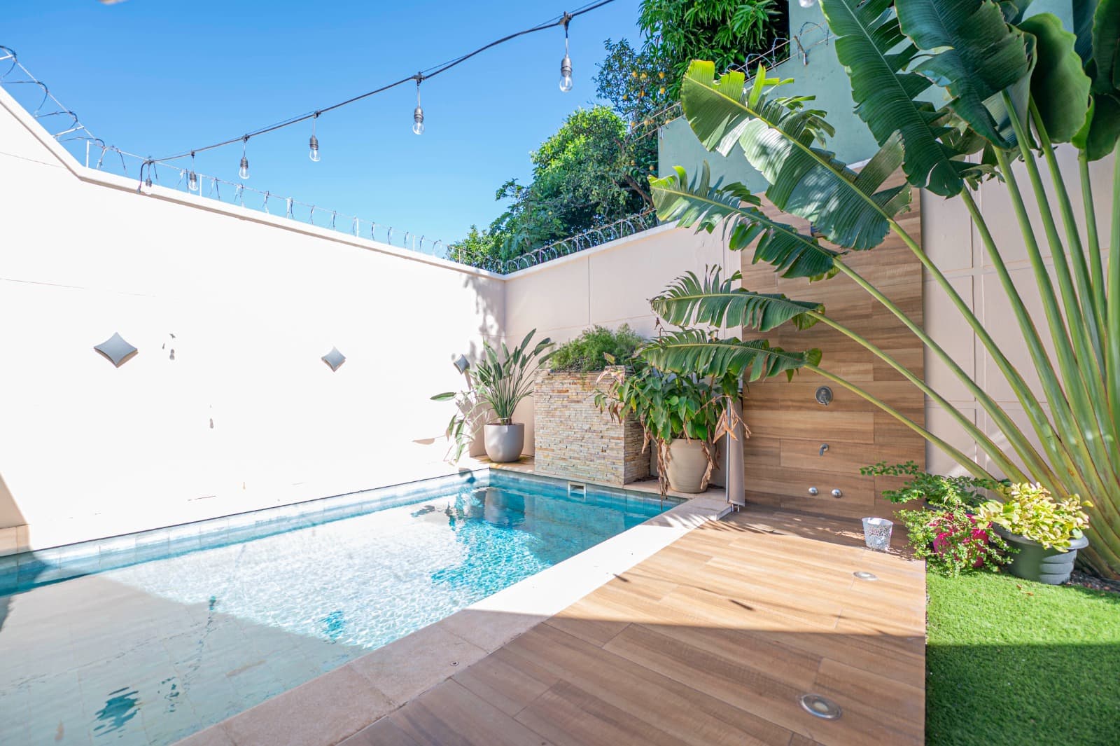 En venta amplia casa en lambare