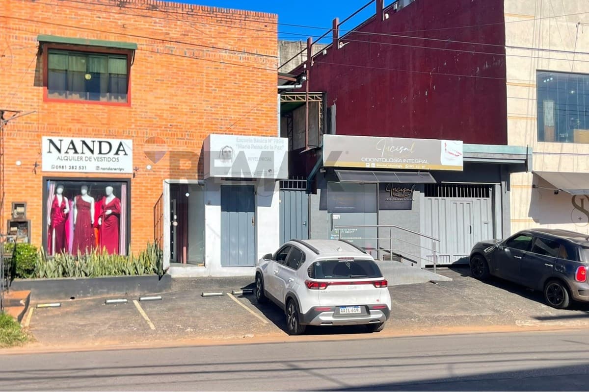 Salones comerciales - 1 cuadra de mcal. Lopez