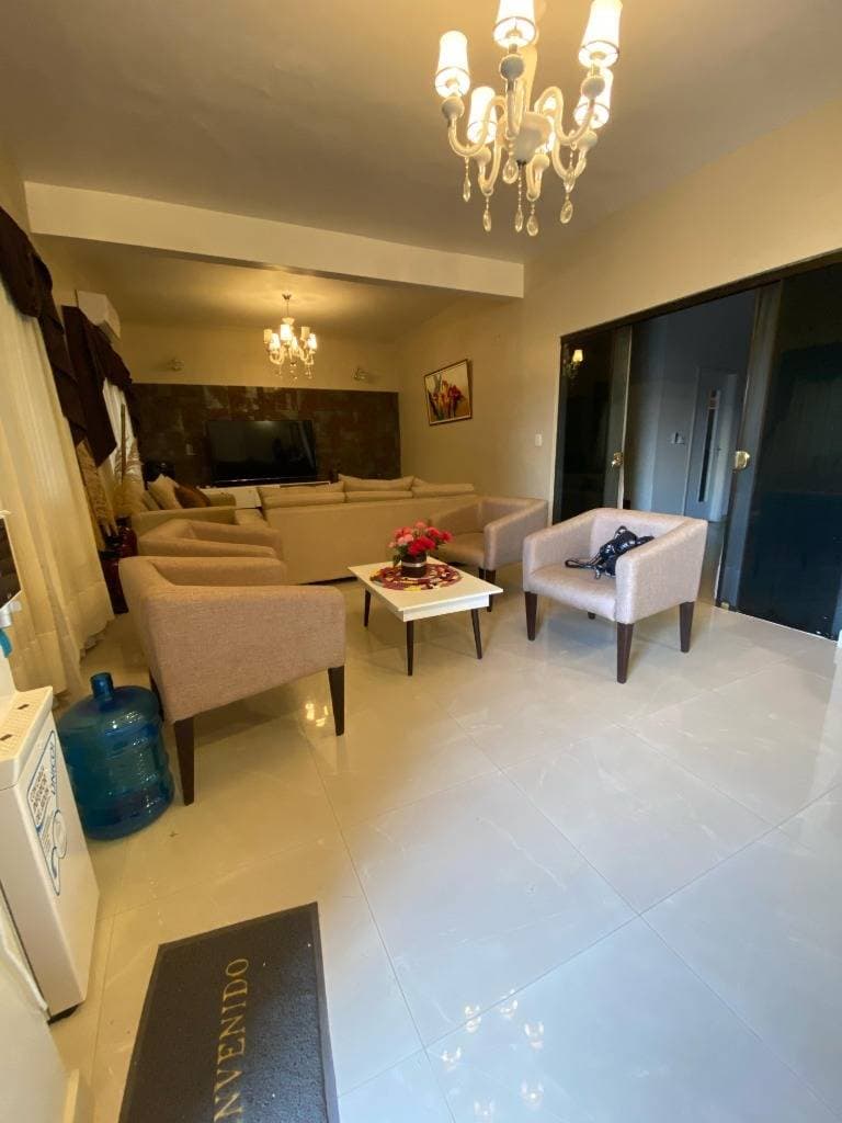 En alquiler hermosa residencia a una cuadra de cacique en lambare, foto 4