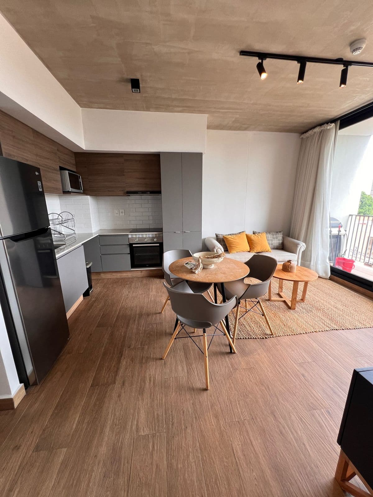 EN ALQUILER - Hermoso departamento amoblado y equipado corazón de Villa Morra — foto 3