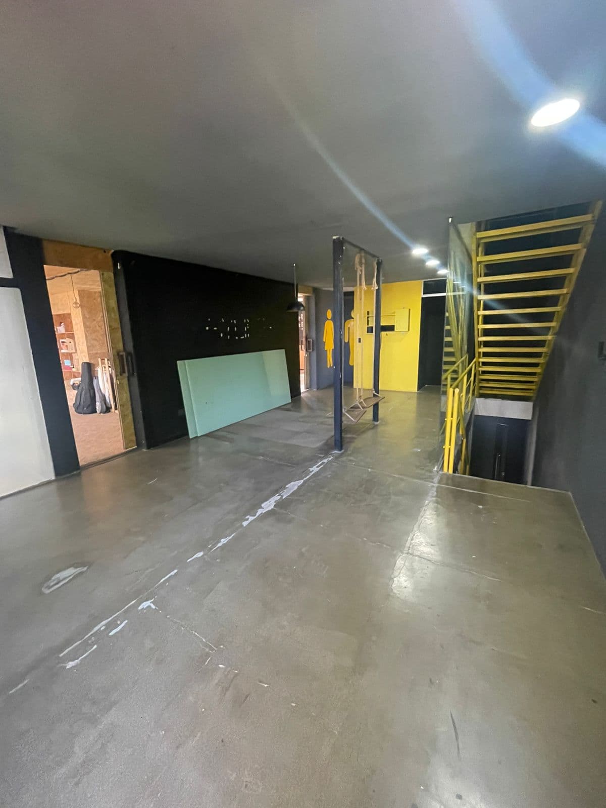 Edificio de oficinas de 3 pisos con depósitos amplios, foto 4
