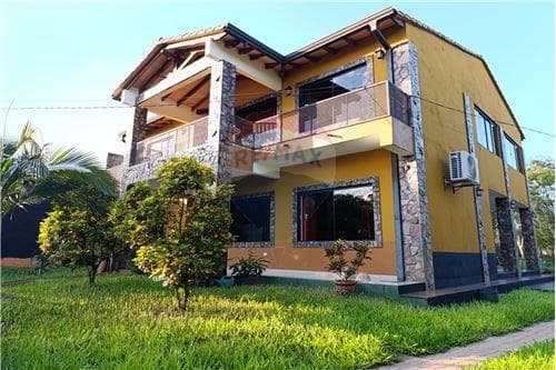 Vendo residencia de 2 plantas en capiata