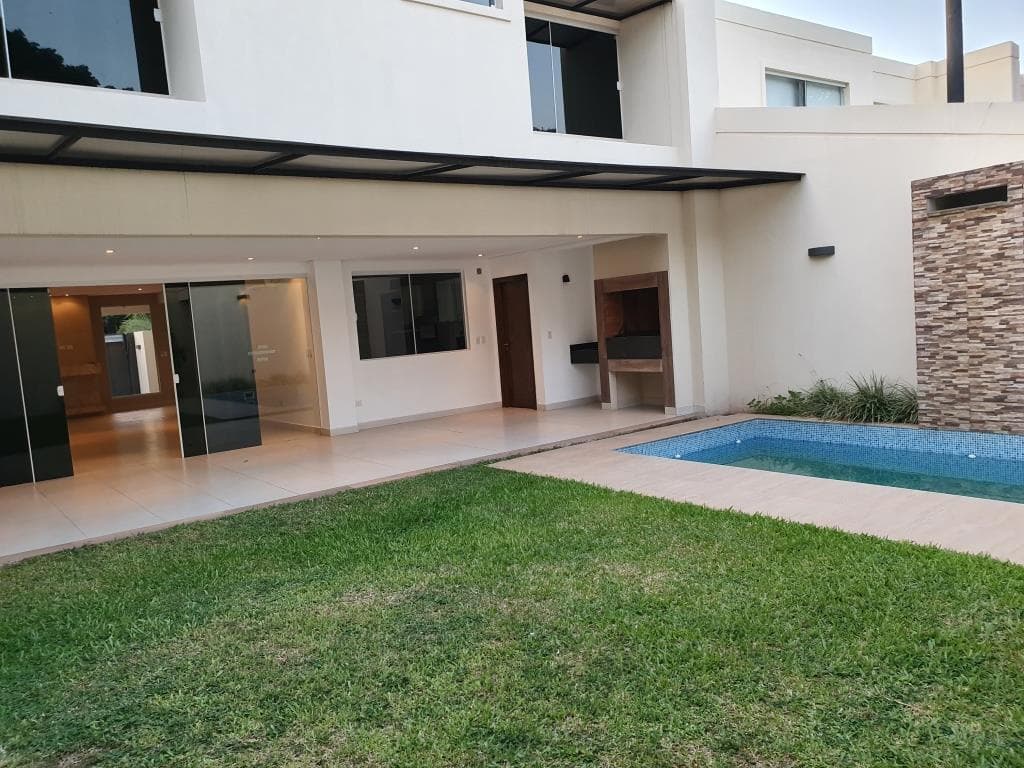 Hermosa Casa Pareada con Piscina en Mburucuya — foto 1