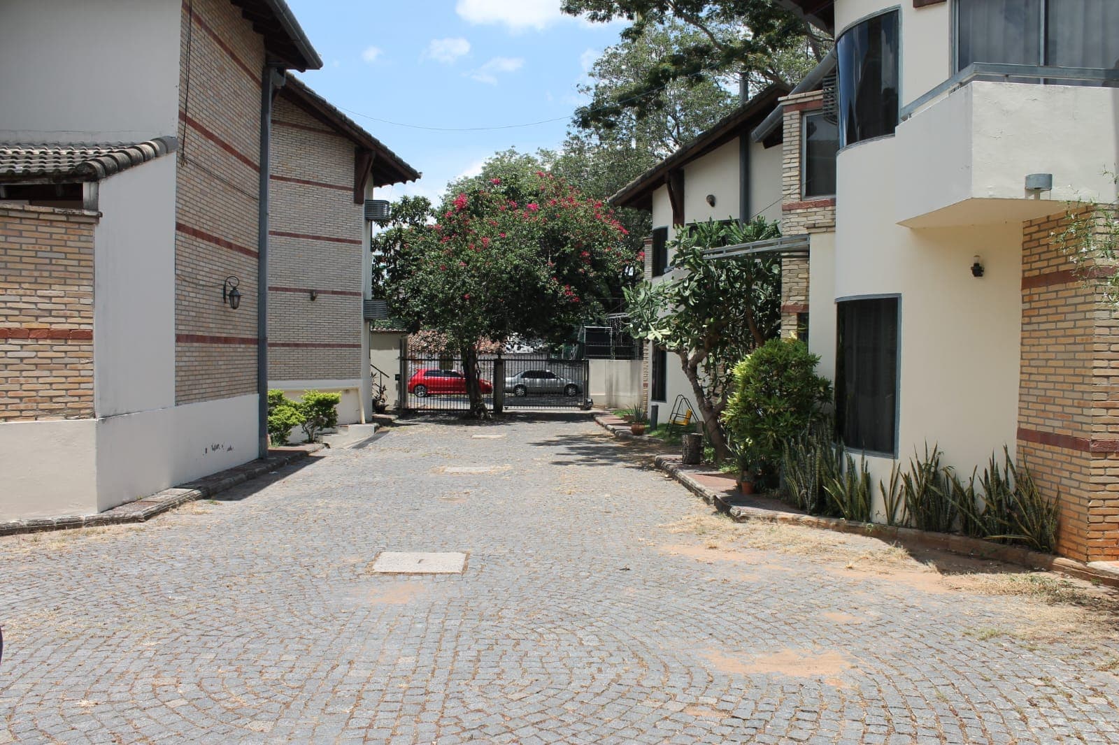 Condominio De 5 Casas En Villa Morra. Asunción — foto 2