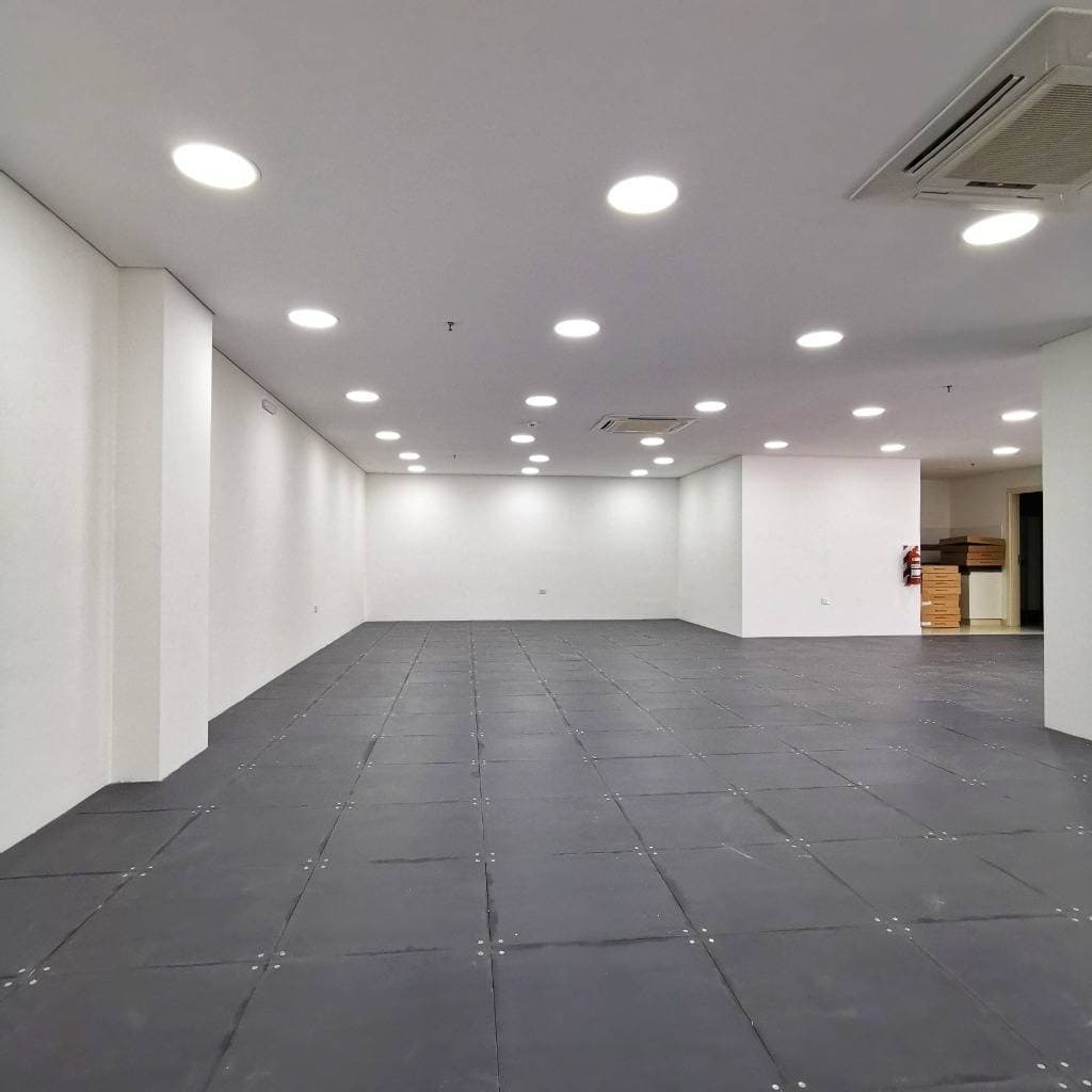 Alquilo amplia oficina en edificio corporativo
