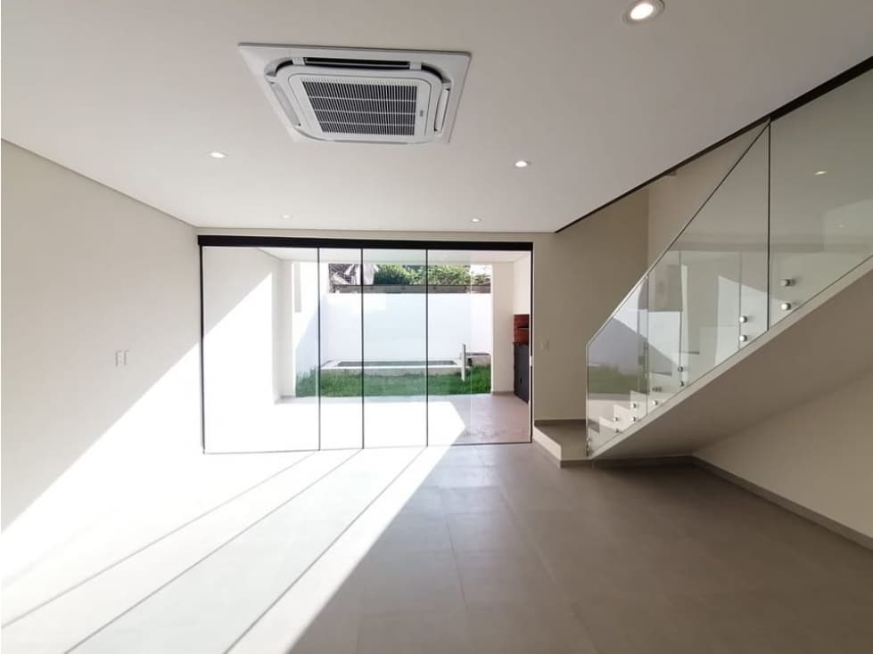 Dúplex con piscina, pequeño jardín y amplio dormitorio en suite