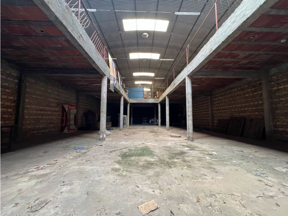 Deposito showroom de 450m2 en el centro de Luque, foto 1