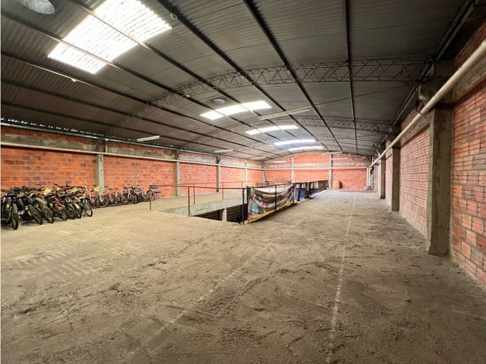 Deposito showroom de 450m2 en el centro de Luque, foto 2