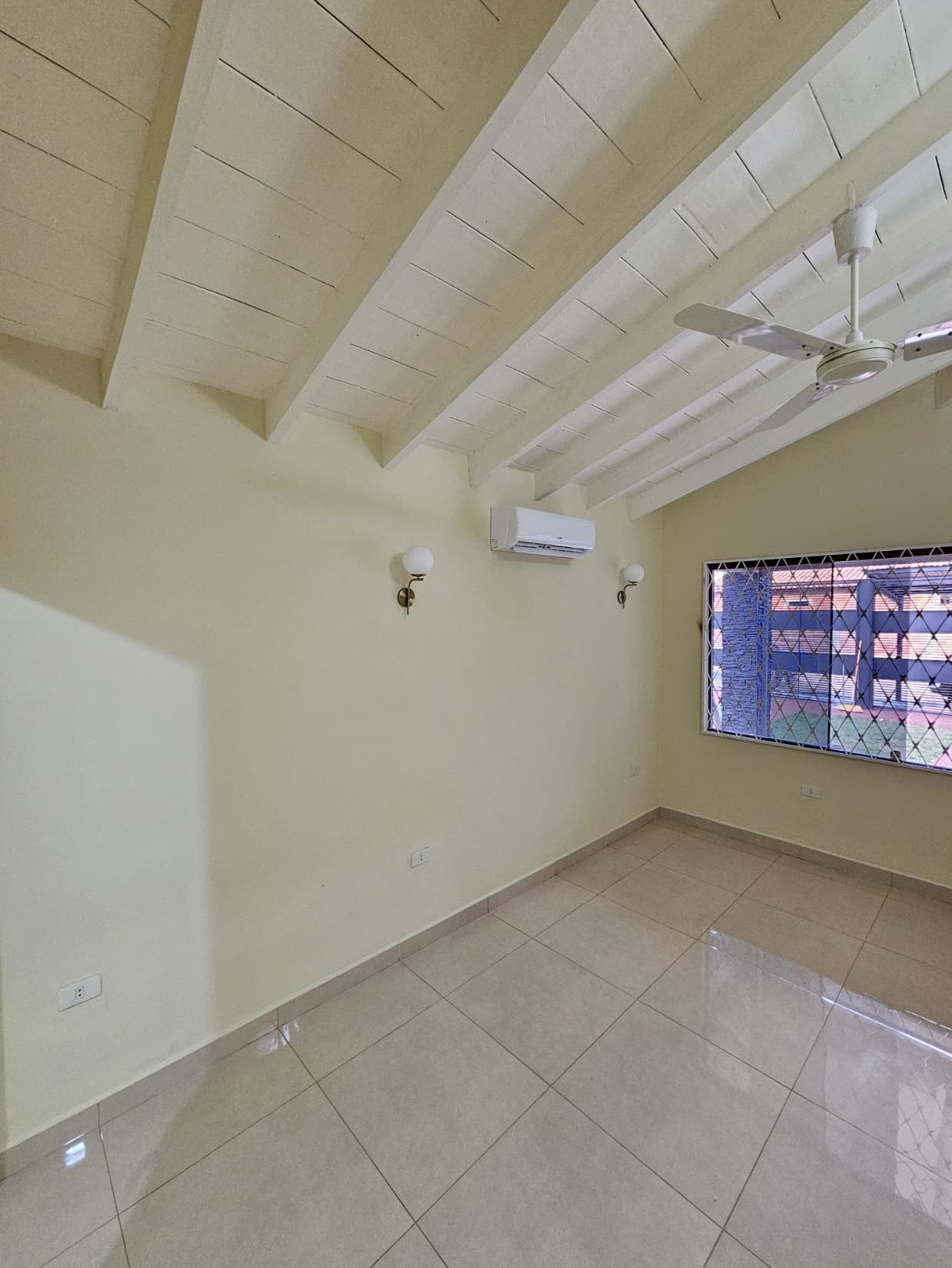 Casa de 5 habitaciónes con salón comercial en Laurelty Luque, foto 4