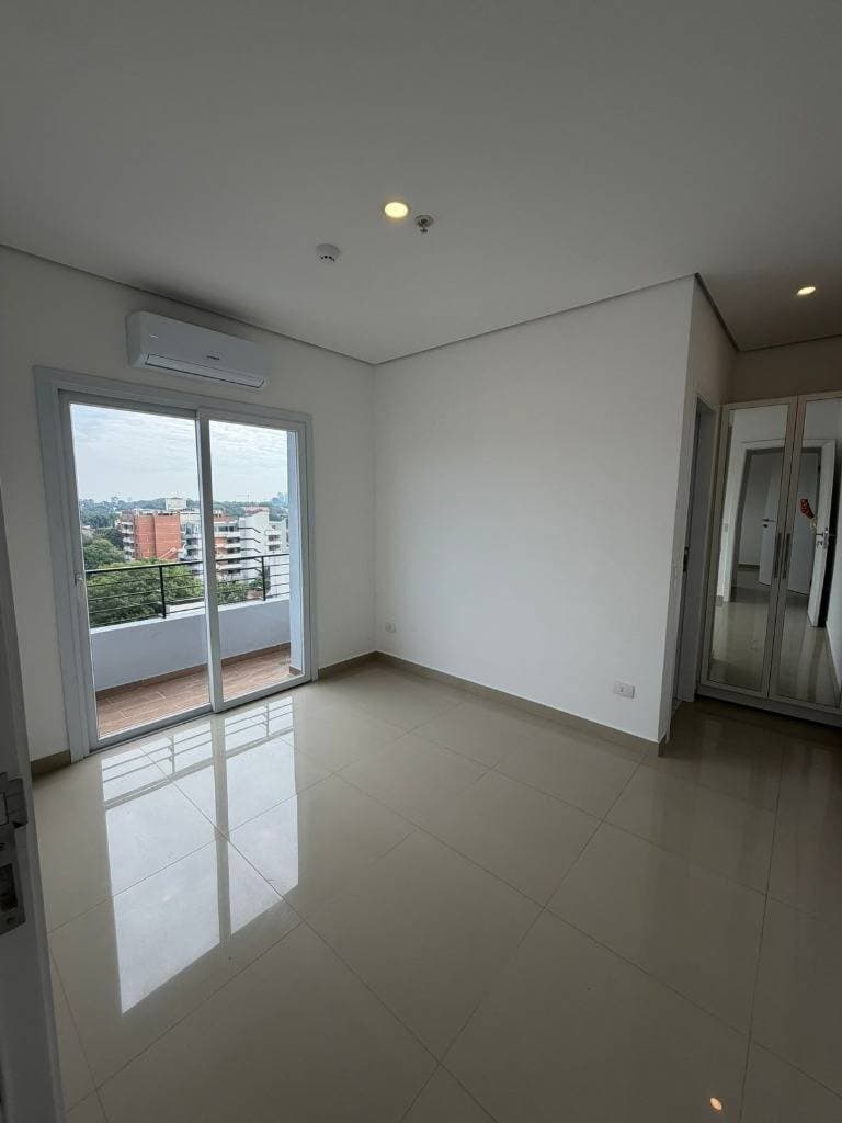 Amplio depto. De 2 dorm. A estrenar con cochera en barrio Herrera — foto 2