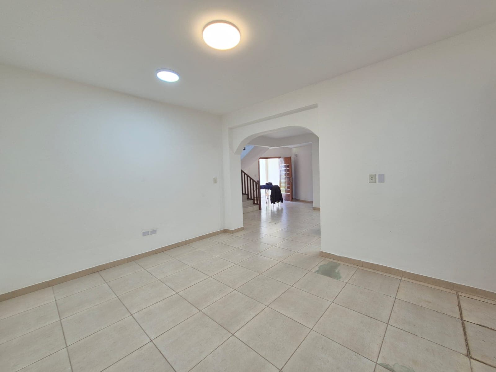 Casa con amplio patio ideal para oficinas en barrio mburucuyá — foto 3