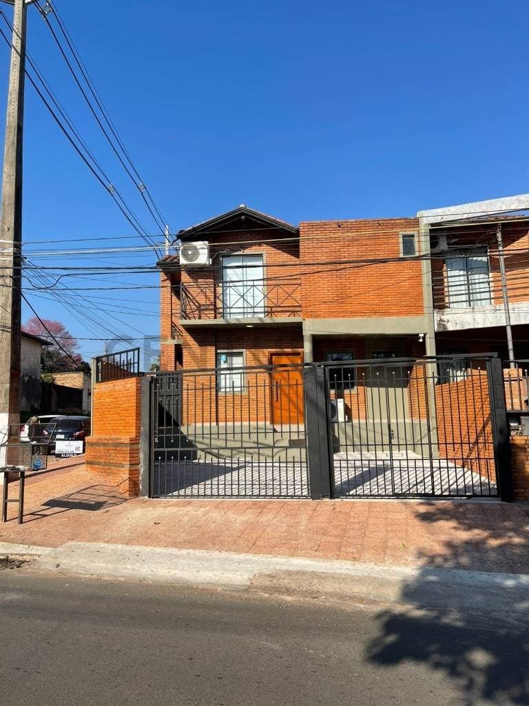 Alquilo casa sobre Bruno Guggiari
