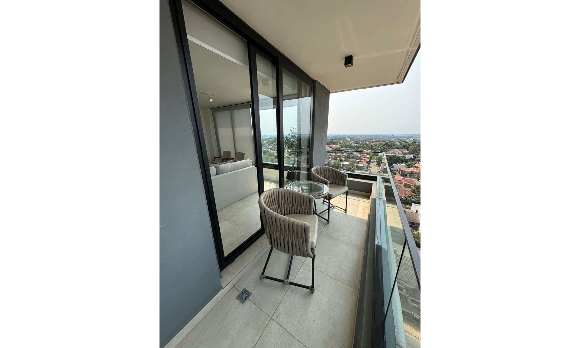 Departamento De 3 Dormitorios Totalmente Amoblado En Venta, foto 2