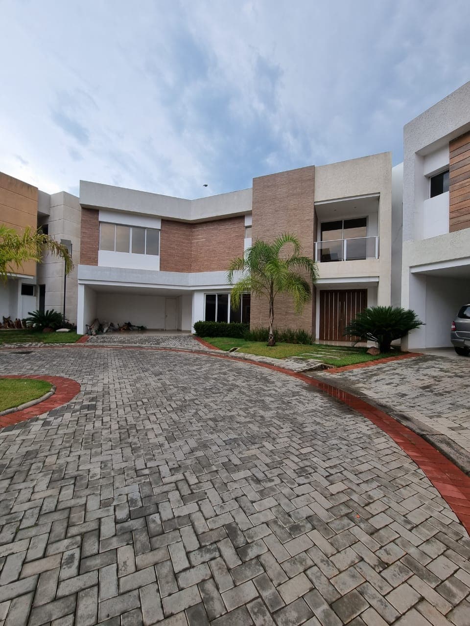 Alquilo gran residencia en condominio zona stma Trinidad
