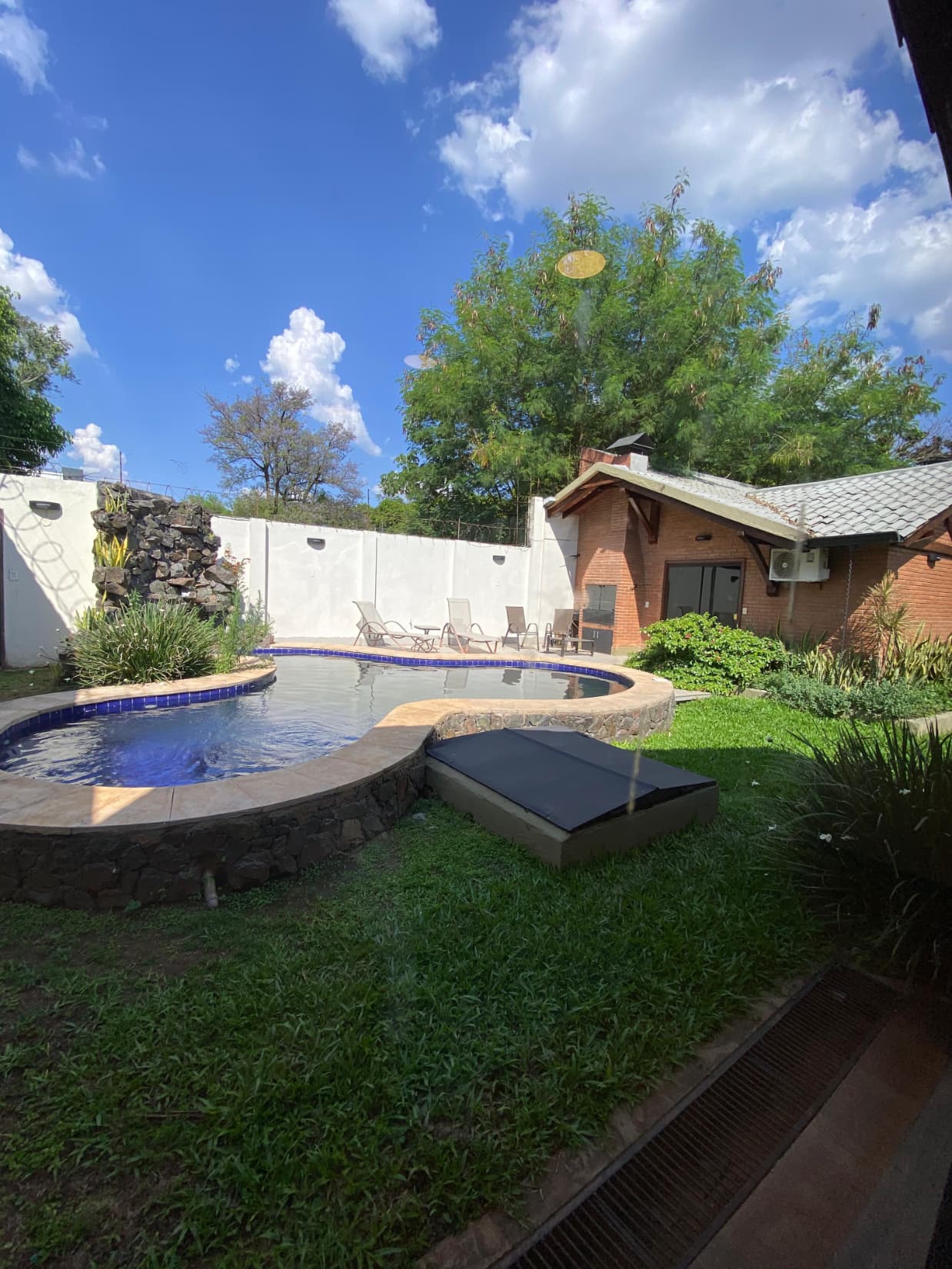 Se vende esta hermosa casa totalmente amoblada en lambare