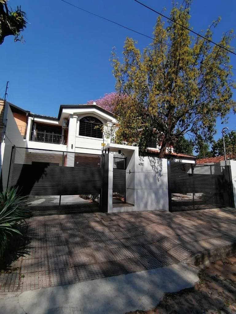 En venta hermosa casa en el barrio mburucuya