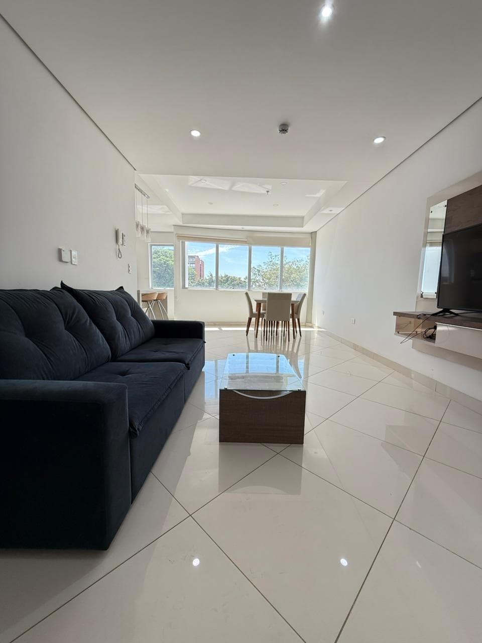 Villa Morra, en alquiler amplio departamento de 1 dormitorio amoblado