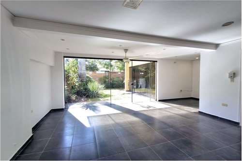 Casa-Venta-San Francisco y Emiliano R. Fernández, 4to. Barrio, Luque, Central, foto 2