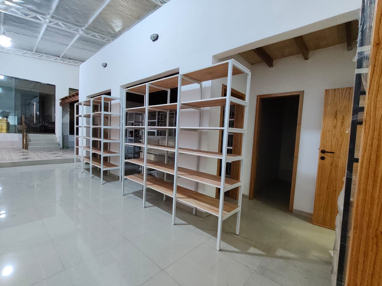 EN ALQUILER Exclusivo Salón Comercial amoblado a estrenar sobre la Av. Artigas — foto 2