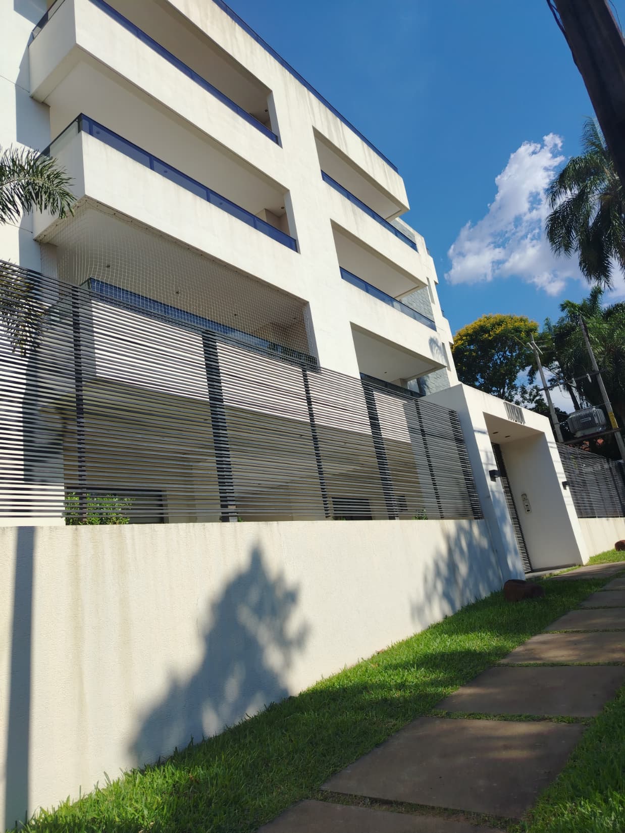 Dpto amoblado zona shopping del sol