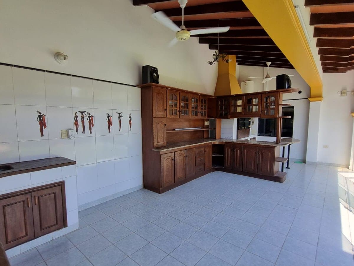 Residencia en esquina en barrio kennedy Lambaré, foto 2