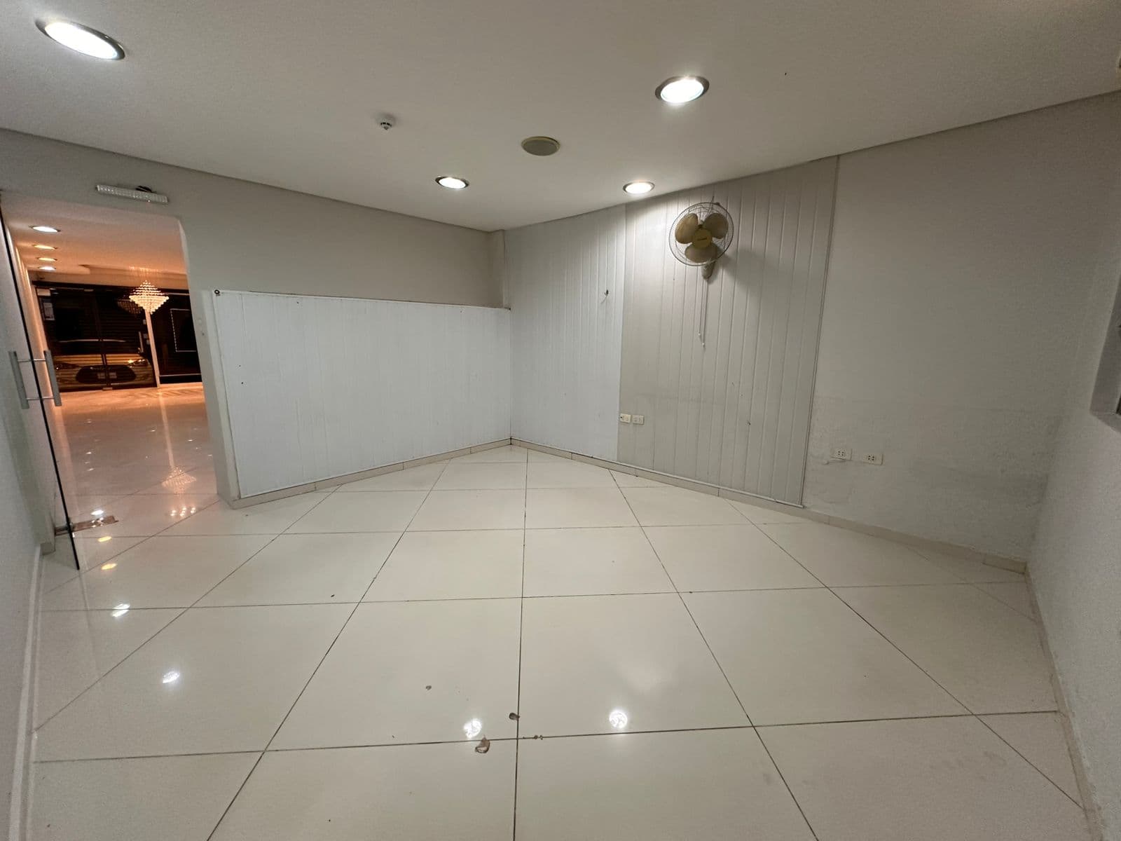 Salon comercial en lambare — foto 2