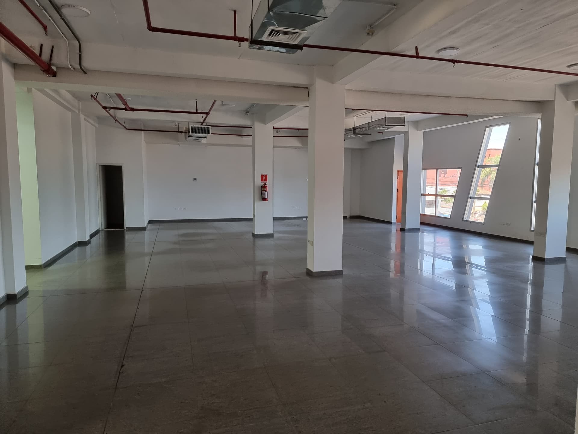 Para empresas edificio corporativo completo con showroom oficinas y estacionamientos para clientes y funcionarios sobre el nuevo eje de avenida artigas zona distrito perseverancia, foto 5