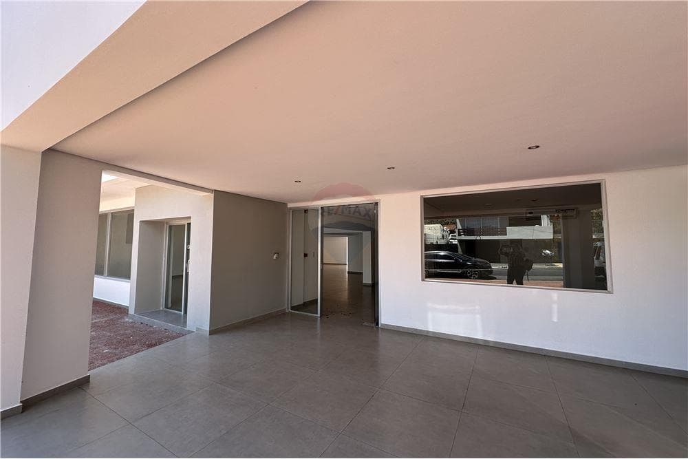 Amplio local comercial con oficinas y patio – barrio ciudad nueva — foto 2