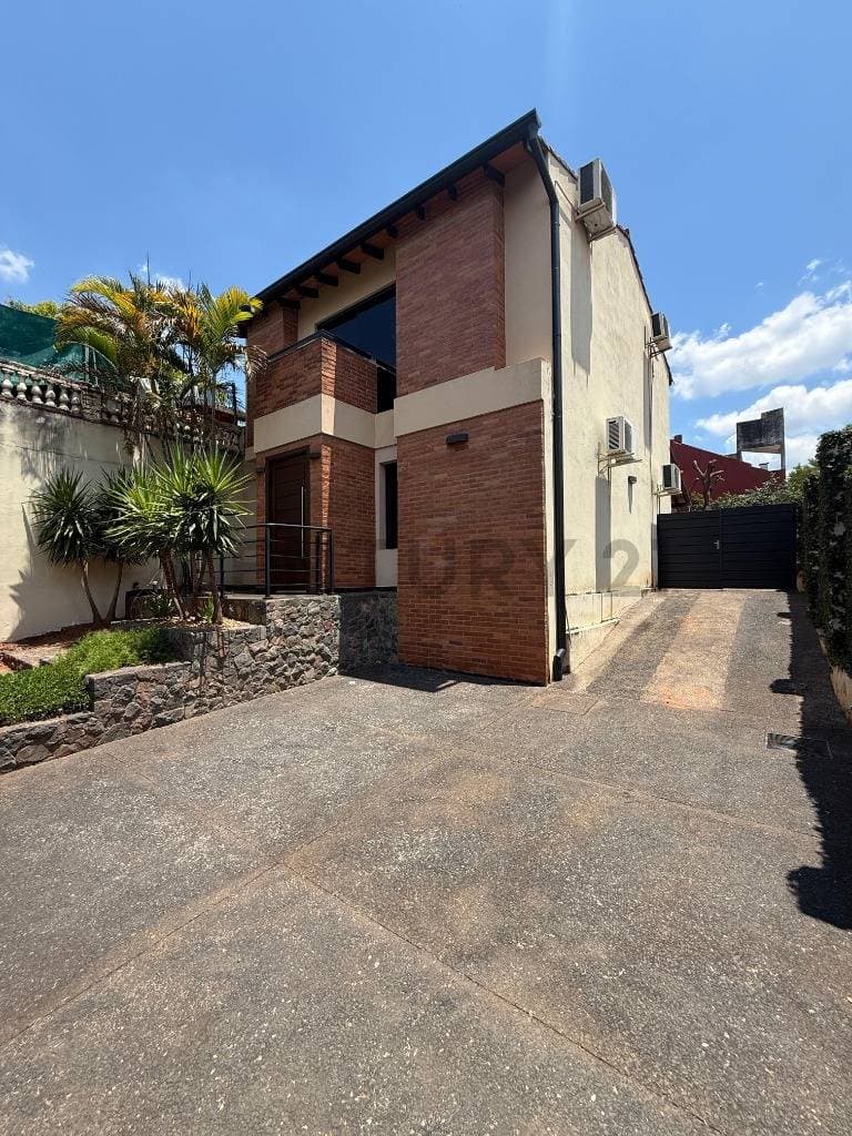 Casa en Alquiler para vivienda u oficina – Barrio Mburicaó, Asunción, foto 2