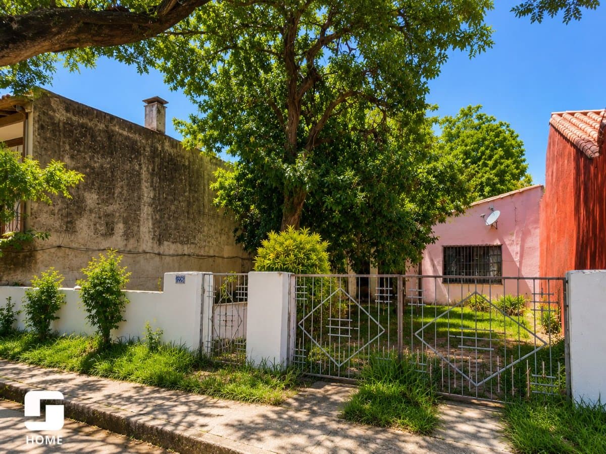 Terreno en venta con construccion a demoler en ycua sati, foto 1