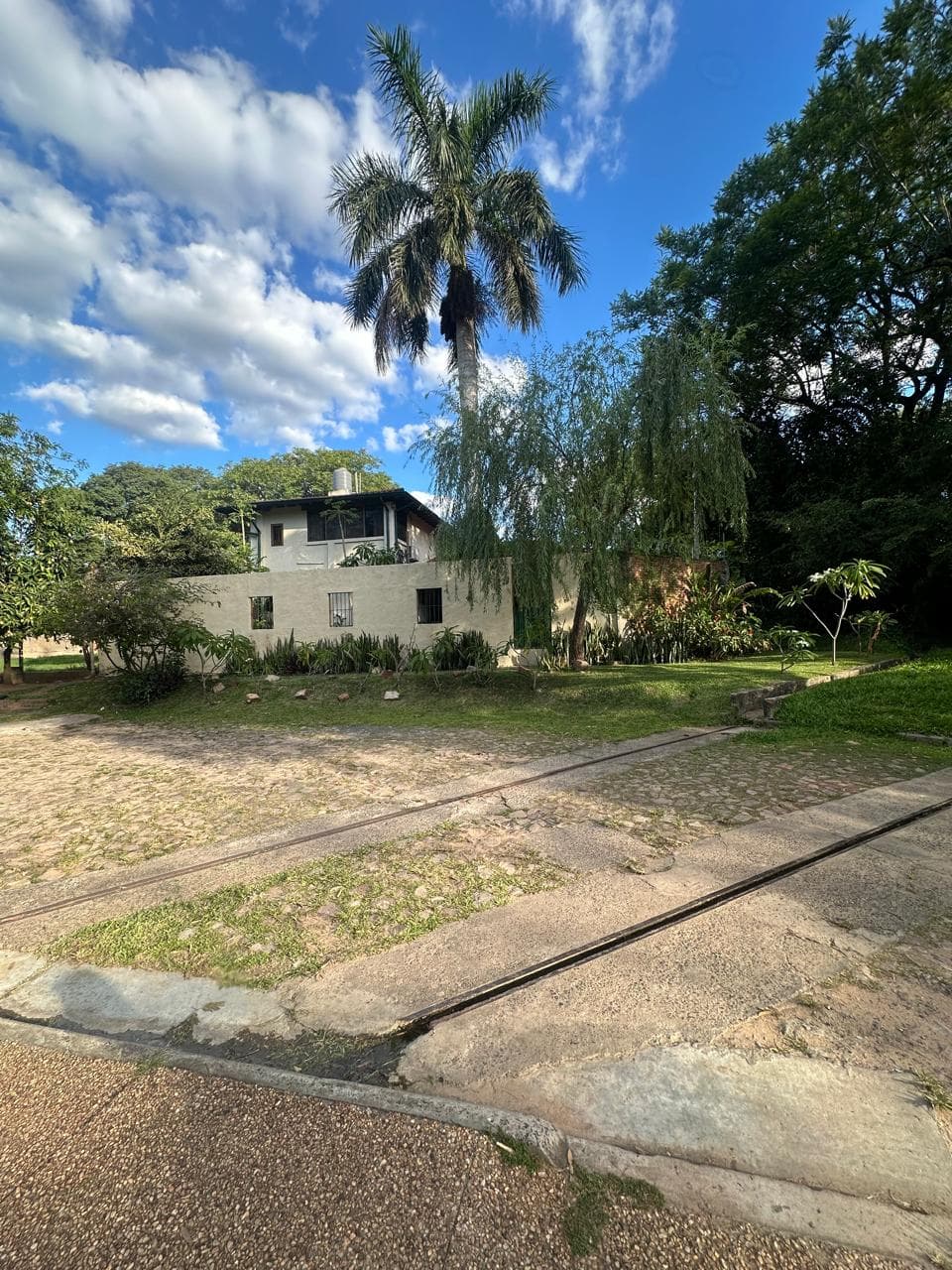 Terreno con casa a demoler o remodelar mburucuya Asunción, foto 1
