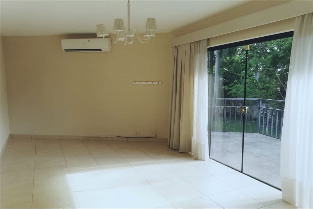 En Alquiler Lujosa Residencia Zona Los Laureles, foto 4