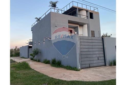 Vendo imponente casa en ypané