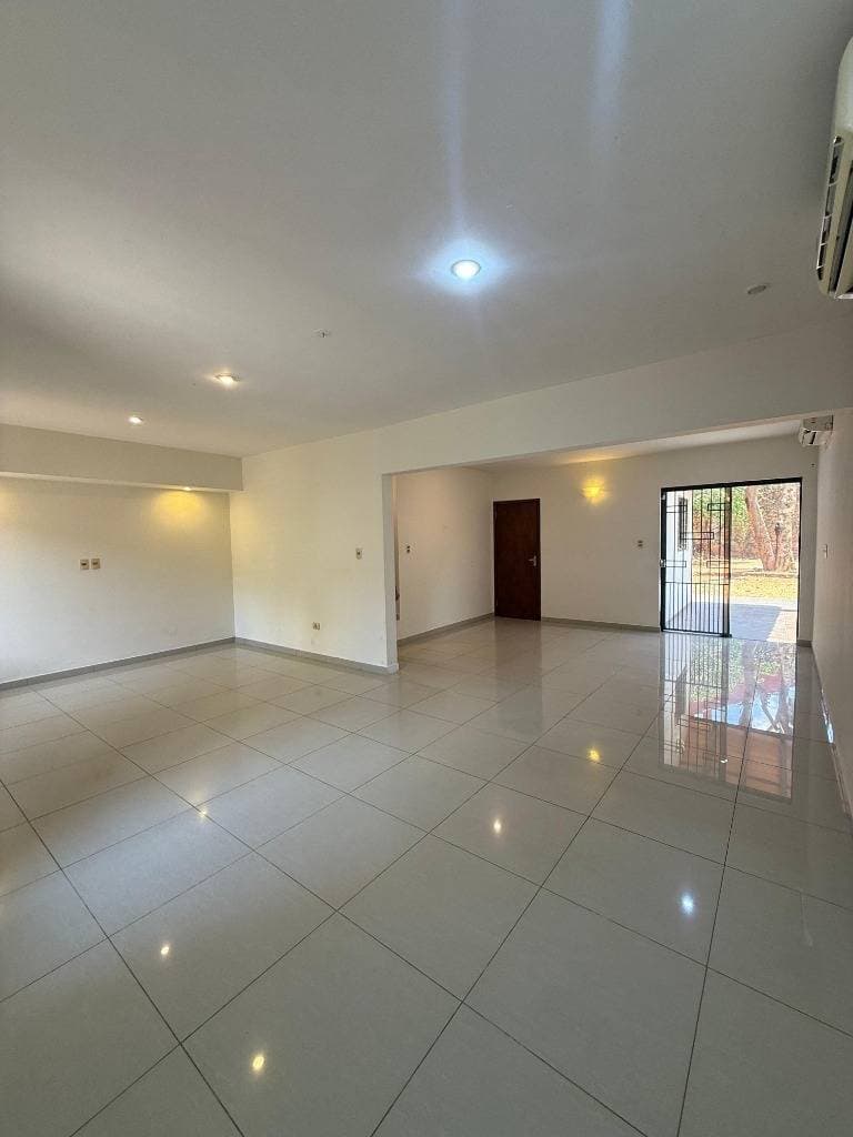 Casa en Alquiler para vivienda u oficina – Barrio Mburicaó, Asunción — foto 4