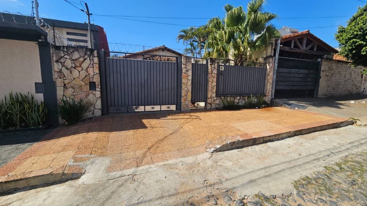 Oportunidad en Barrio Jara – Terreno en venta con casa a demoler