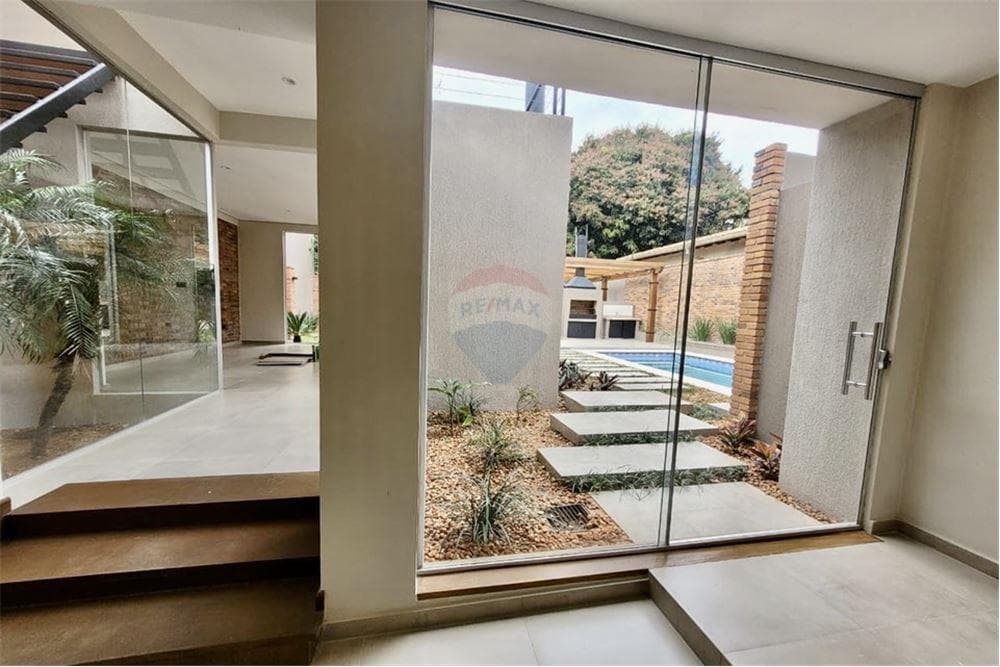 Luminosa y amplia residencia en b° mburucuya, foto 5