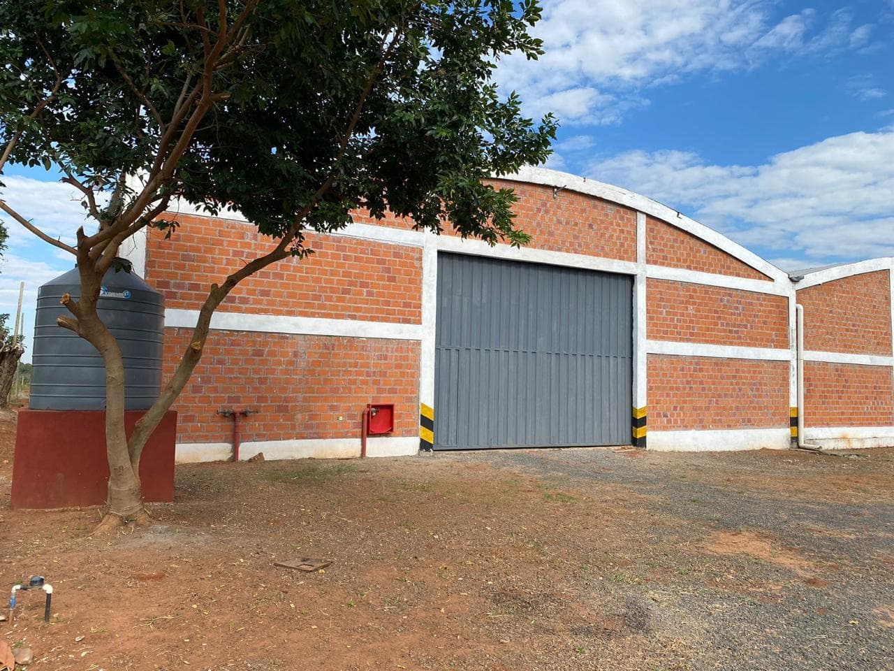 Alquilo tinglado de 2.500 m2
