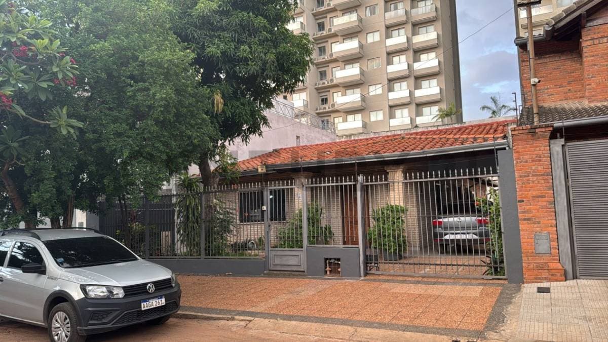 Vendo casa en barrio Las Lomas, toda la casa en planta baja