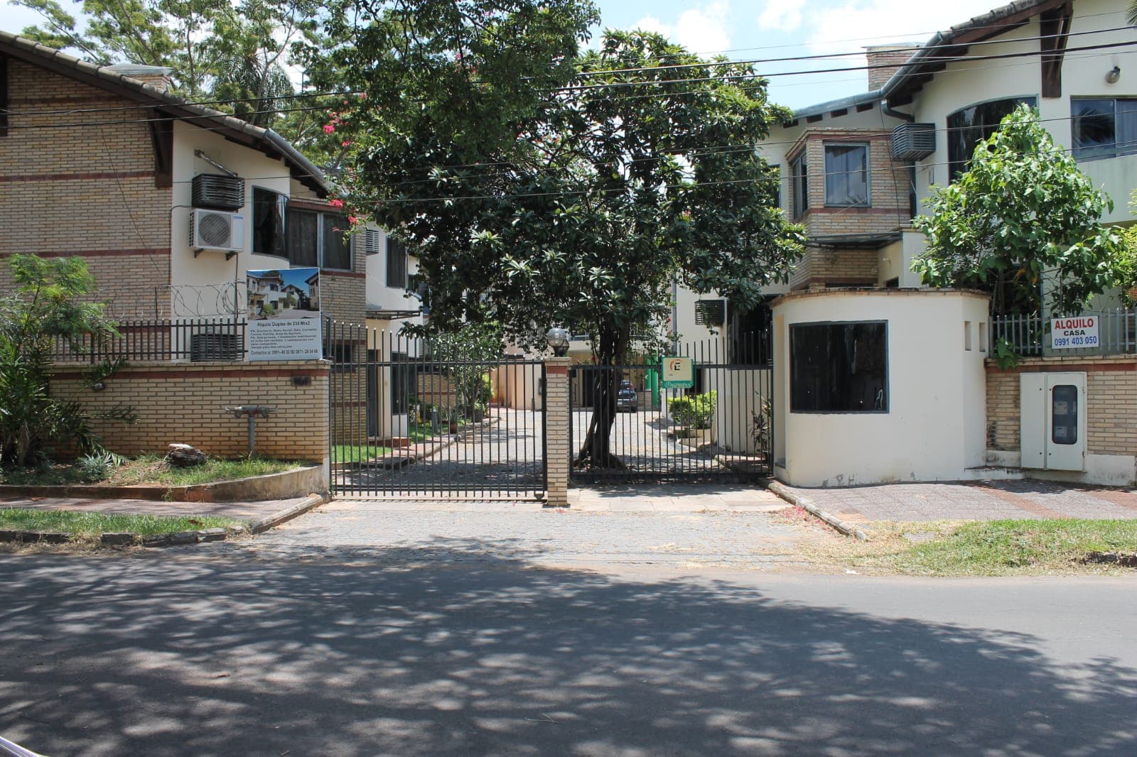 Vendo Condominio De 5 Casas En Villa Morra. Asunción