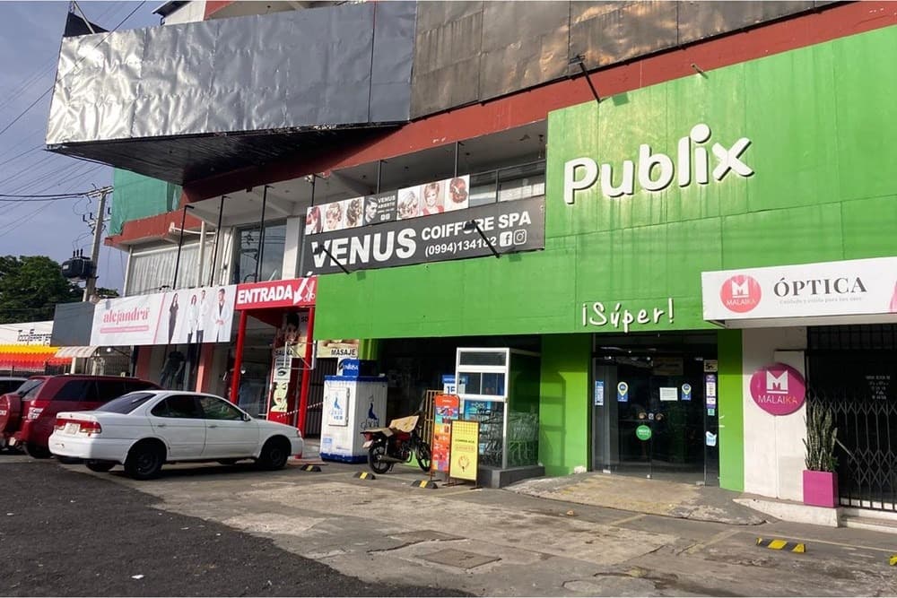 Salón Comercial Estratégico con Estacionamiento sobre Avda. Choferes del Chaco, foto 4