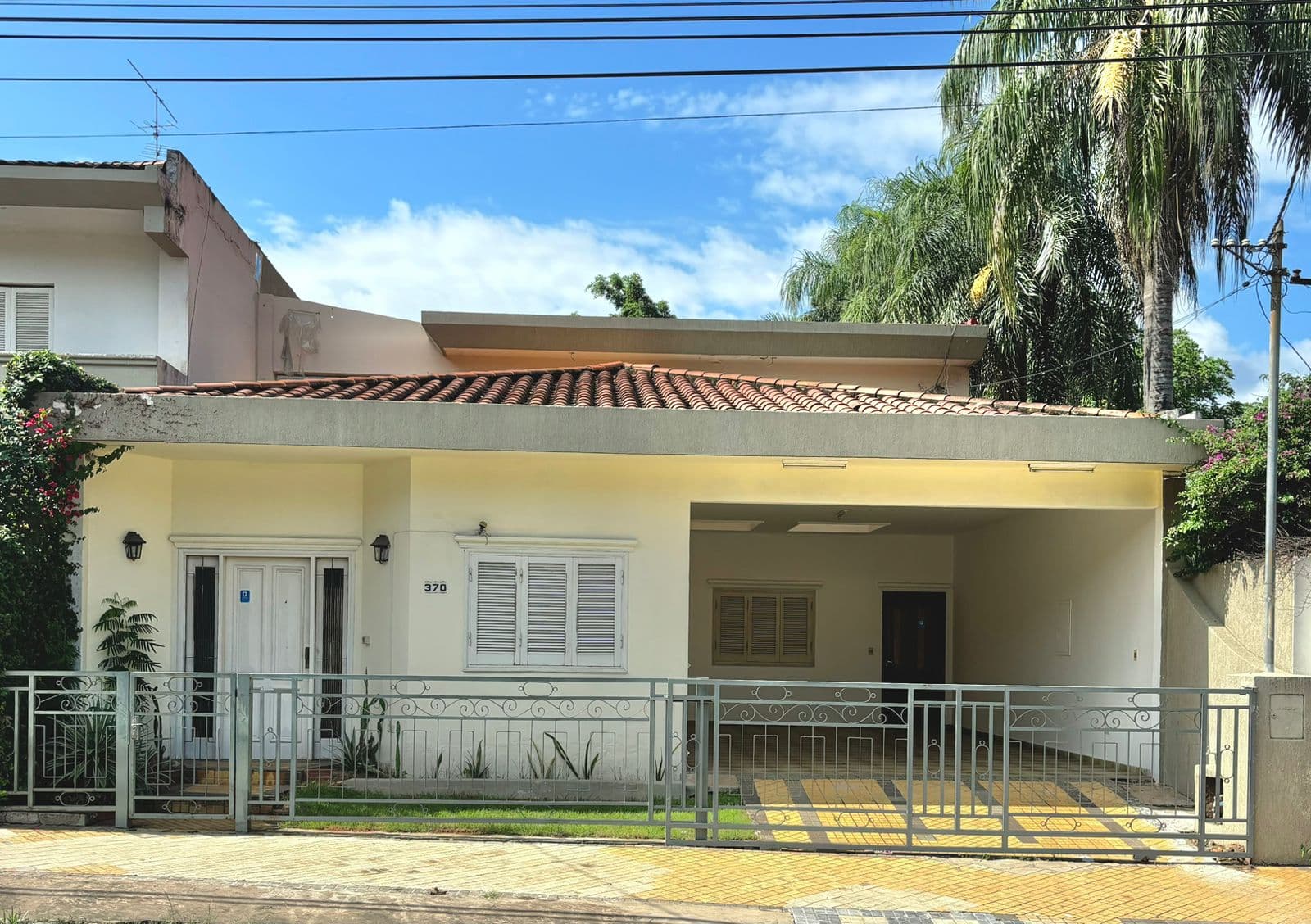 Alquilo amplia casa para local comercial u oficina