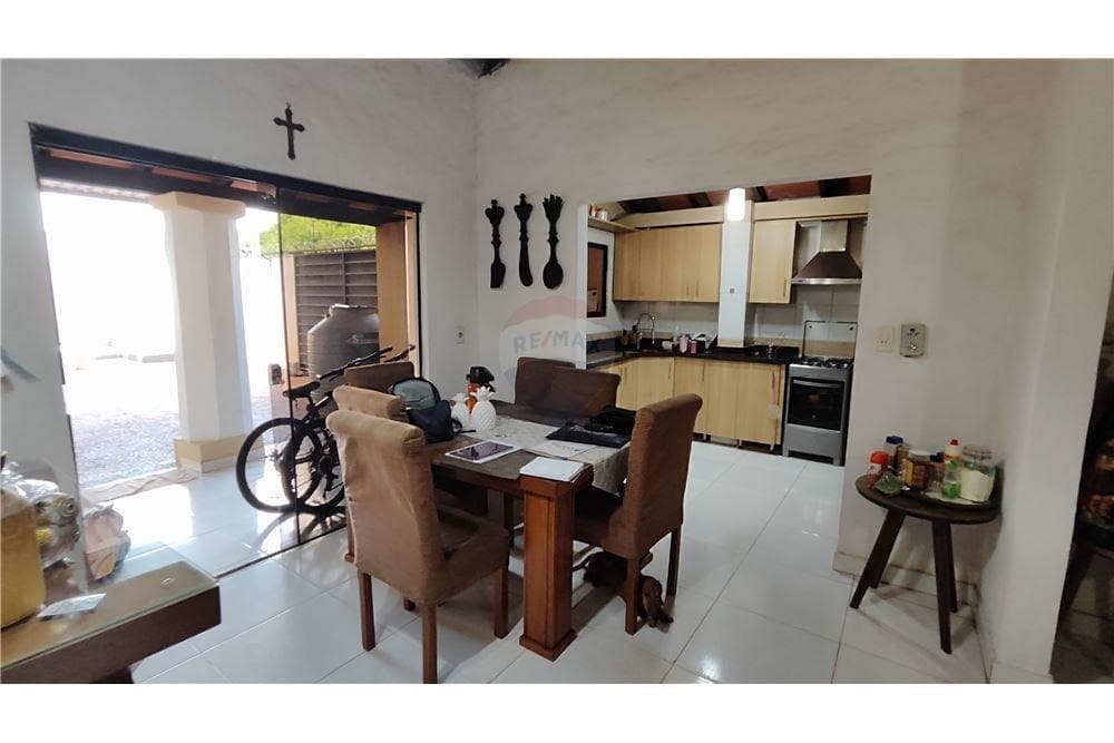 Casa en Luque laurelty en esquina con piscina, foto 4