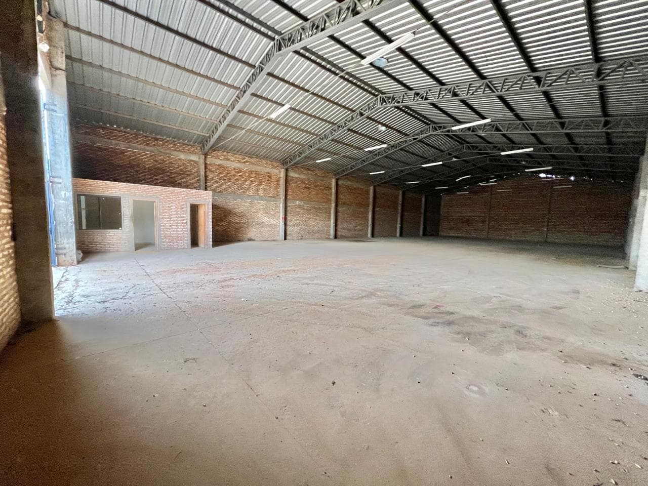 En Alquiler Depósito de 600 m2 en Mariano Roque Alonso A322, foto 3