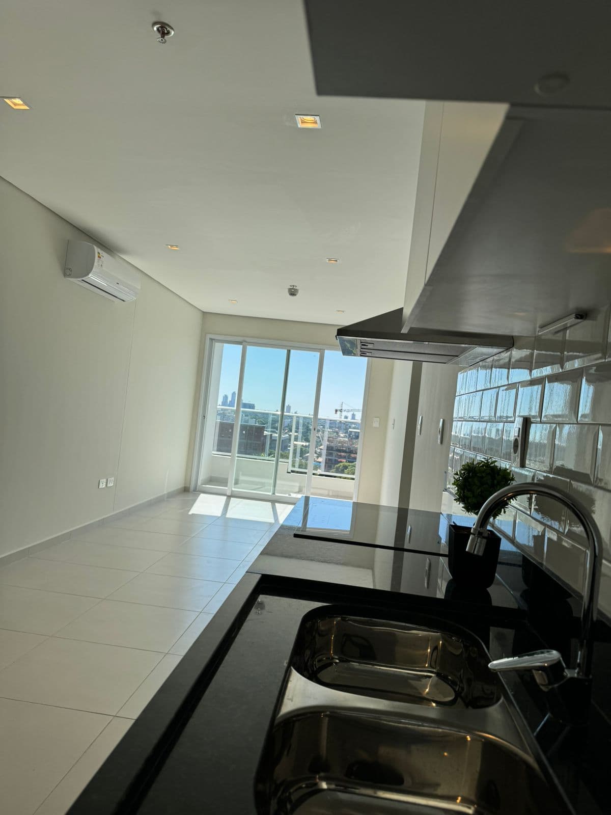 En venta departamento a estrenar 2 habitaciones, zona Villa Morra, foto 2