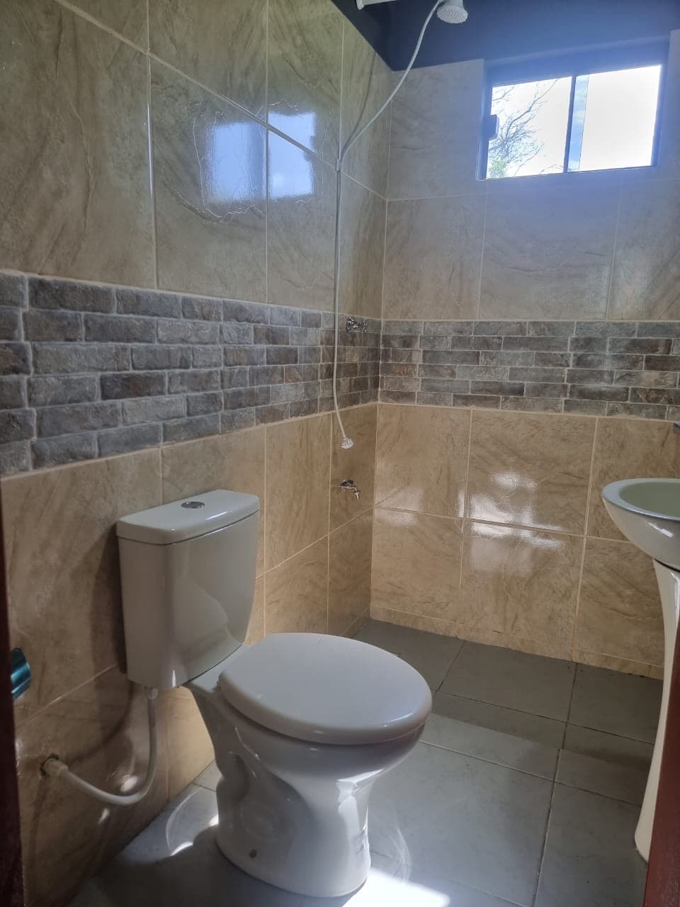 Vm/ vendo hermosa casa en Capiatá barrio álamo — foto 3