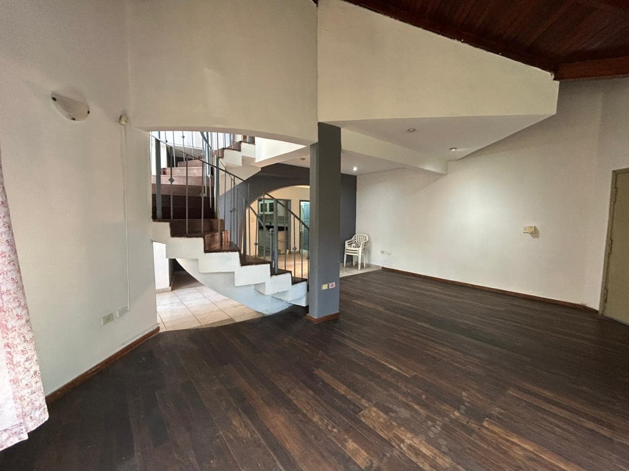 De casa amplia en Lambaré – zona colegiales, foto 2