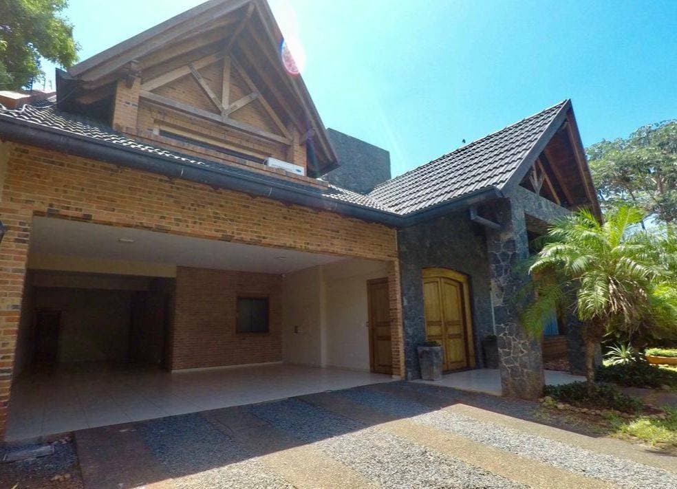 Vendo hermosa residencia en ycua sati